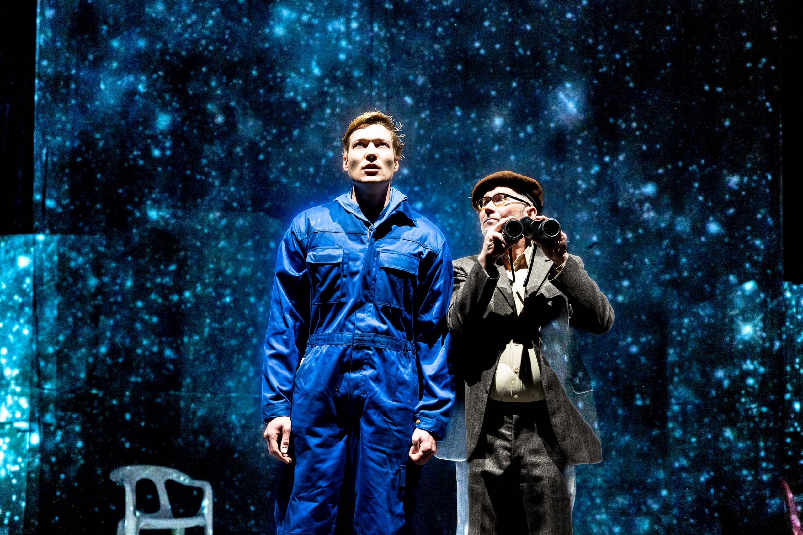 Szenenbild: Florian Herscht und Herr Köhler, der ein Fernglas in der Hand hält, betrachten die Sterne.
