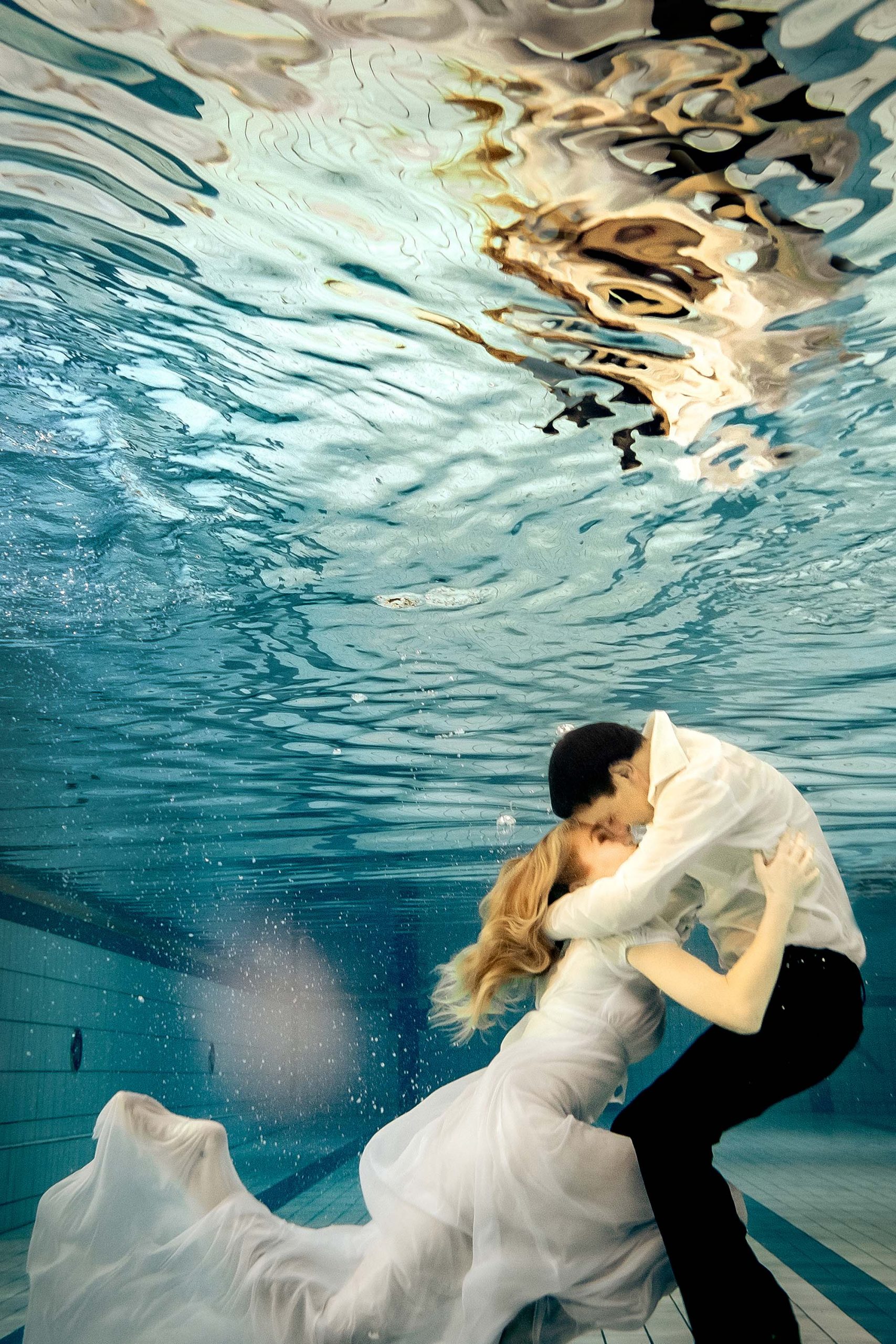 Romeo und Julia umarmen sich unter Wasser.
